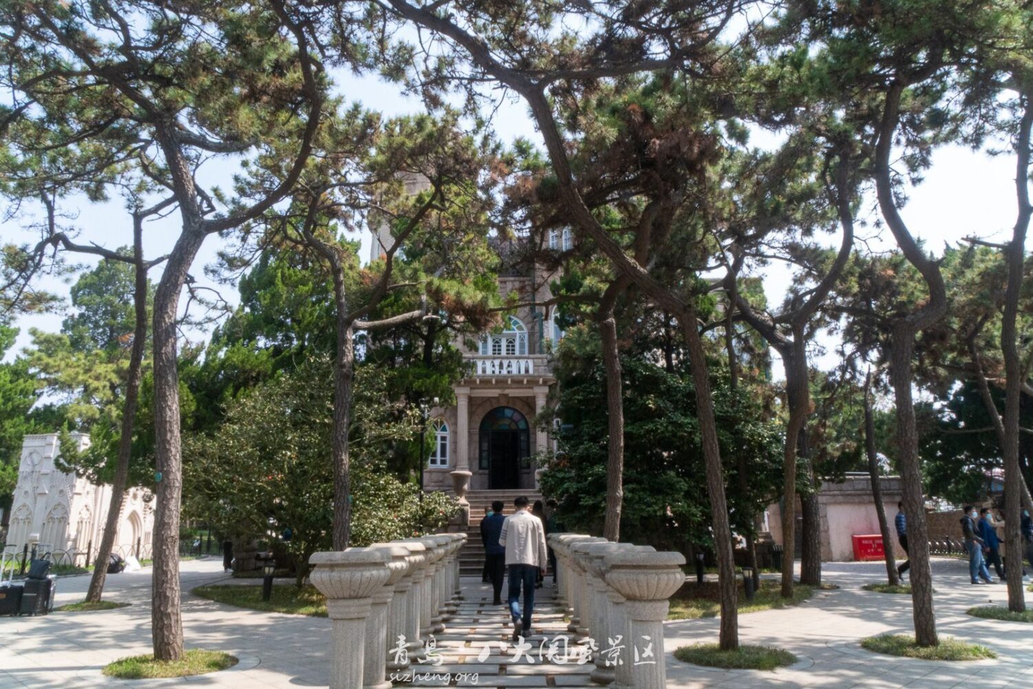 青岛花石楼楼门台阶下的花岗岩石尊