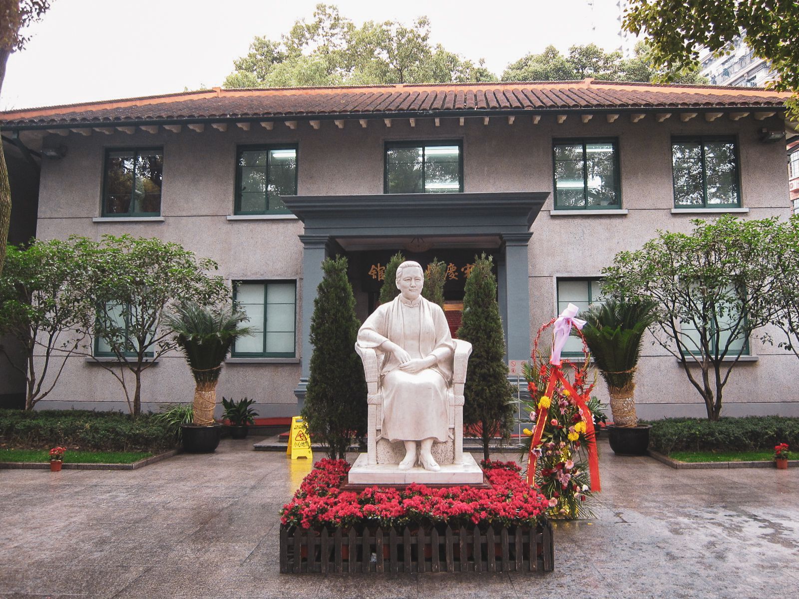 宋庆龄雕像