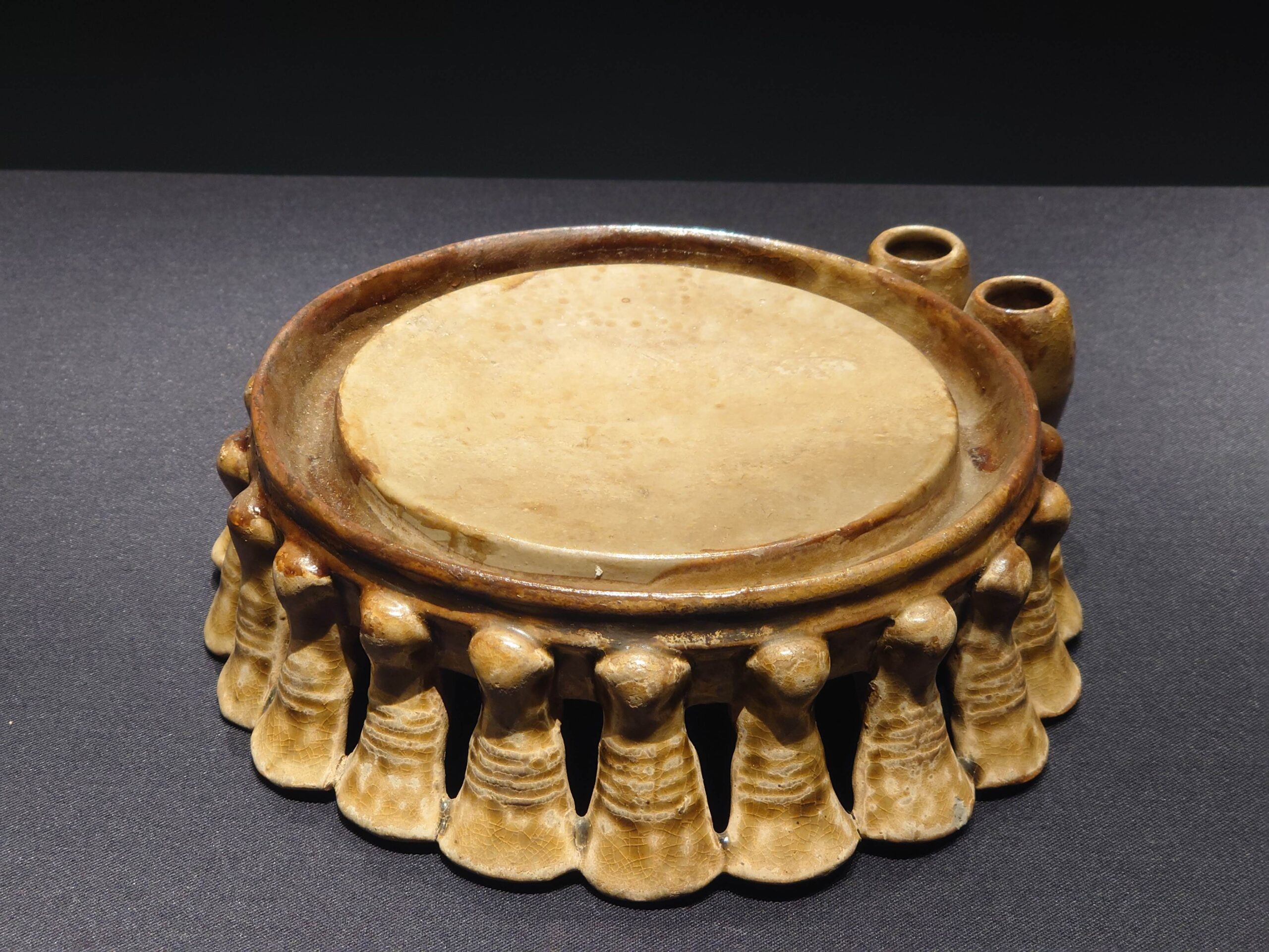 唐代青褐釉辟雍砚(Greonloh Brown Glazed Inkstone)