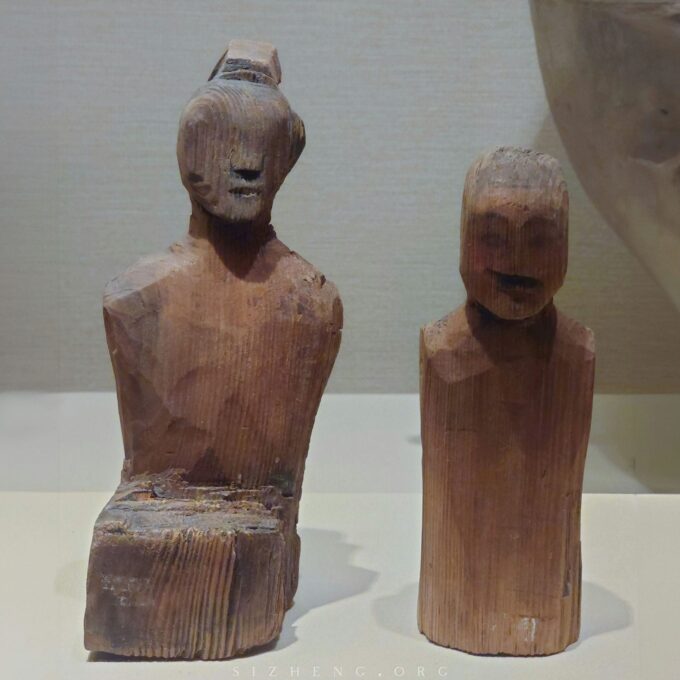 辽宁省博物馆馆藏徐往子战国墓出土木佣。