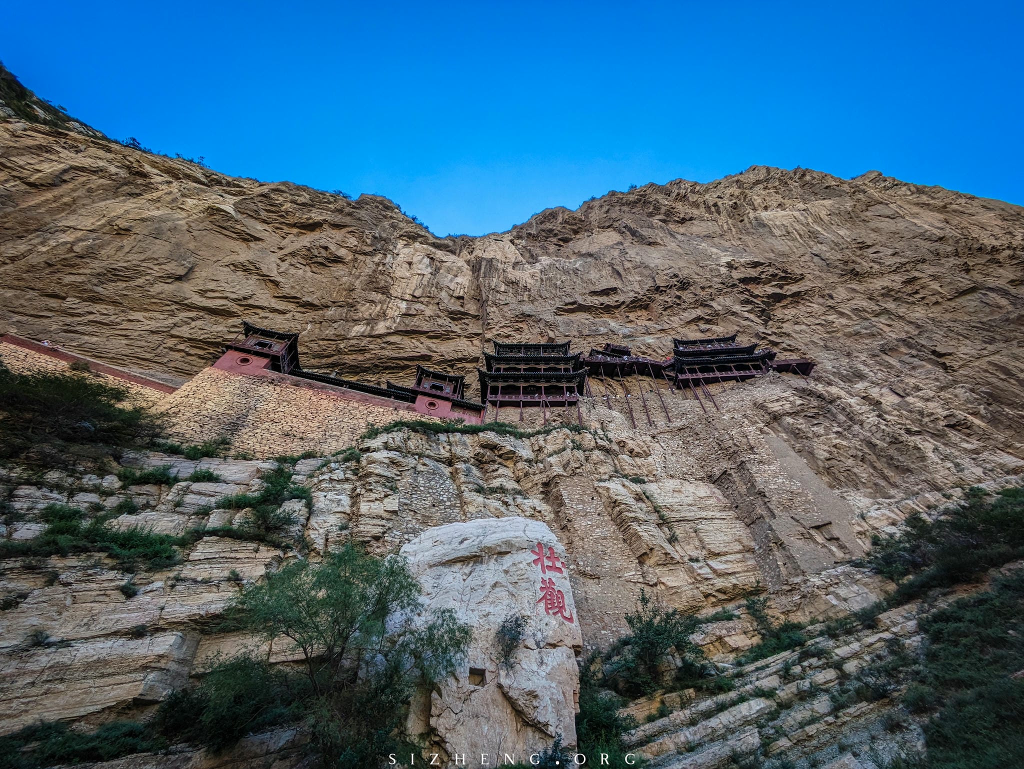 山西悬空寺：峭壁上的建筑奇观