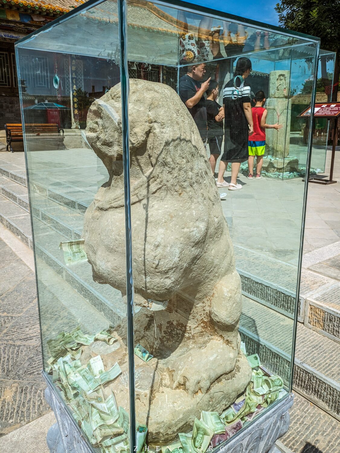 应县净土寺大雄石狮子
