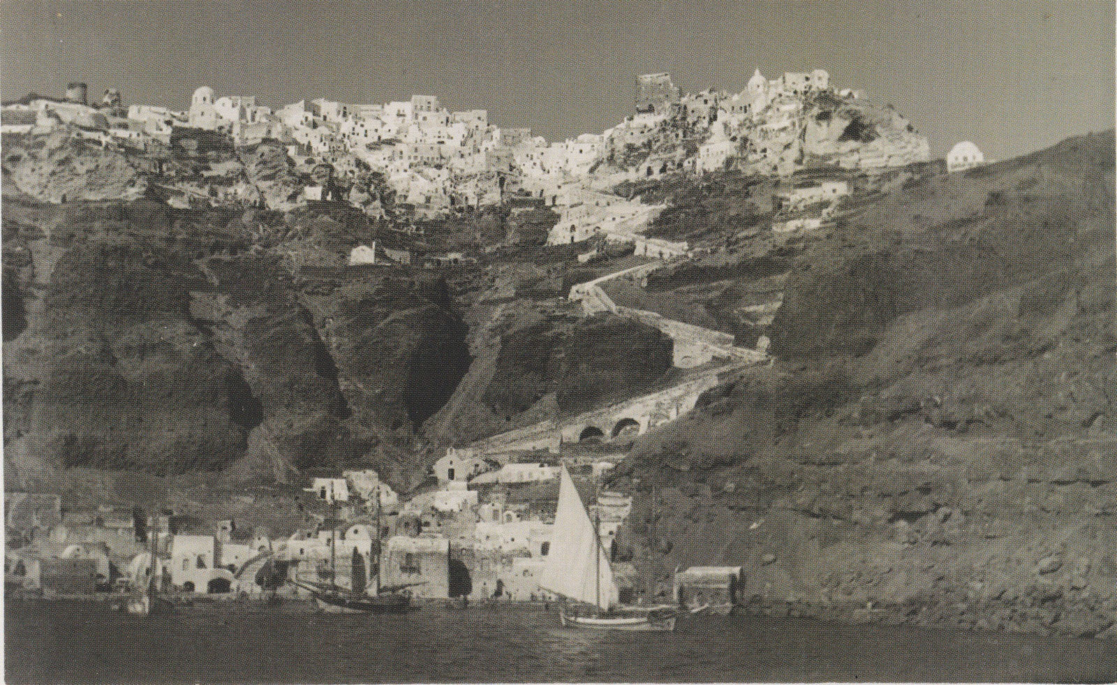 Oia and Ammoudi before the 1956 earthquake. Oia castle is on the right. (Source: Ritzouli 2016)